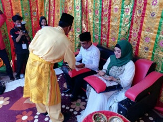 Kaderismanto-Iyeth Bustami Ditepuk Tepung Tawar oleh Tokoh Adat & Diarak di Bengkalis 