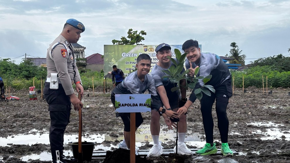 Tanam 100 Pohon, Kapolda Riau Launching Komunitas Green Policing Runners
