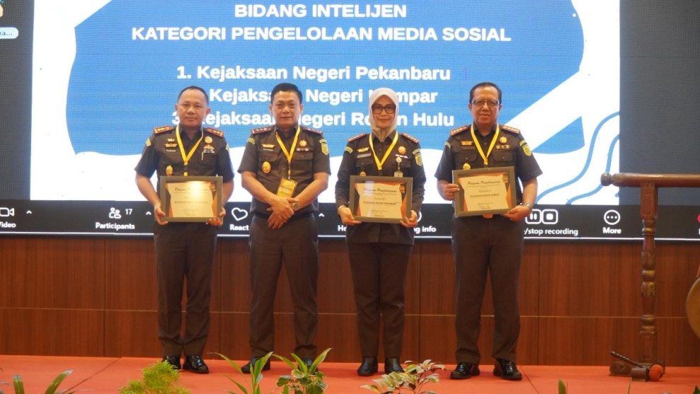 Kejari Pekanbaru Terima 4 Penghargaan Sekaligus di Acara Rakerda