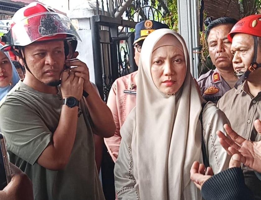 Wako Pekanbaru Agung Nugroho bersama Istri Kunjungi Lokasi Kebakaran di Kampung Baru