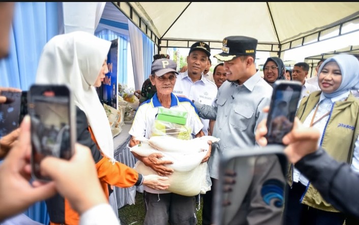 Wako Pekanbaru-Bulog Salurkan Bantuan Pangan 1.900 Paket Sembako