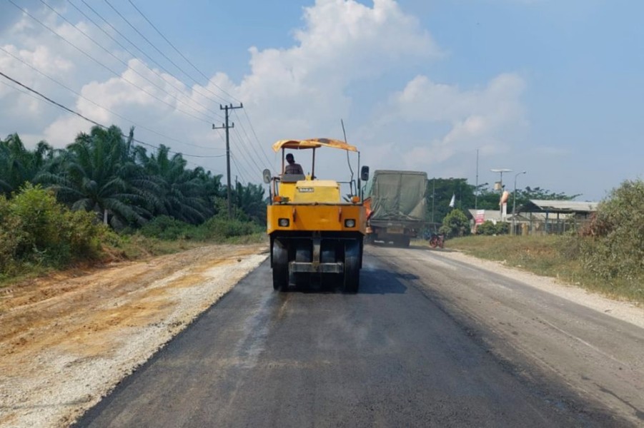 Tanggapi Keluhan Warga, Sejumlah Ruas Jalan di Kota Pekanbaru Ditambal PUPR Riau