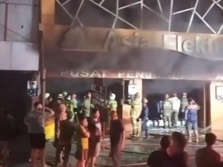 Diduga Korsleting Listrik, Tiga Ruko Asia Elektronik Center di Pekanbaru Terbakar
