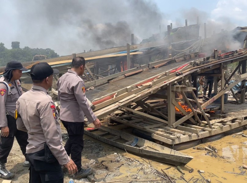 Polsek Peranap Musnahkan Lima Rakit dan Imbau Warga Hentikan Penambangan Ilegal