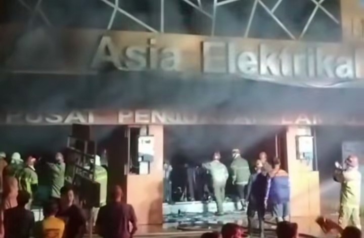Toko Lampu di Jalan Sudirman Pekanbaru Terbakar, Ruko Rusak Parah
