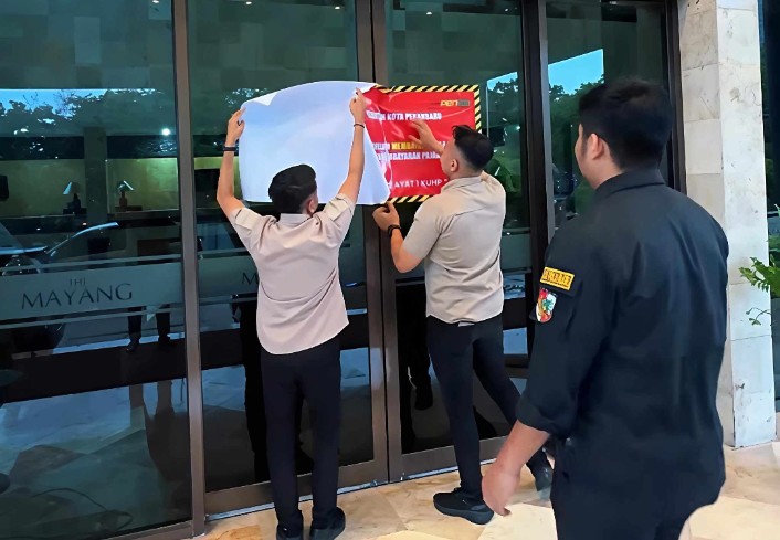 Peringatan Keras! Bapenda Pekanbaru Pasang Stiker Tunggakan Pajak di Salah Satu Hotel di Jalan Sudirman