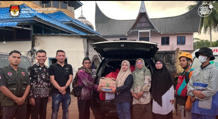 KPU Provinsi Riau Kirim Bantuan Kemanusiaan untuk Korban Bencana Banjir di Sumatera