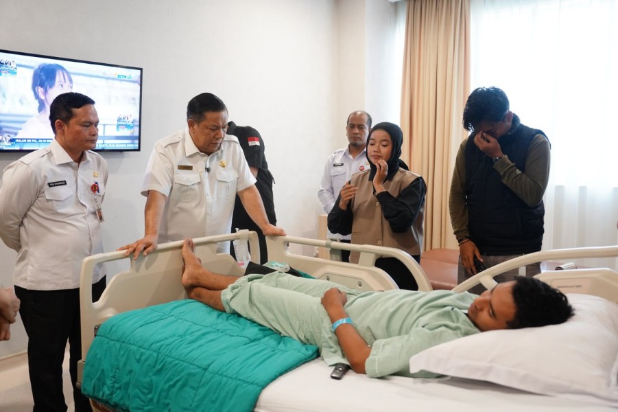 Plt Gubri Bezuk Korban Pemukulan, Serahkan Biaya Pengobatan Hingga Bantuan Pendidikan