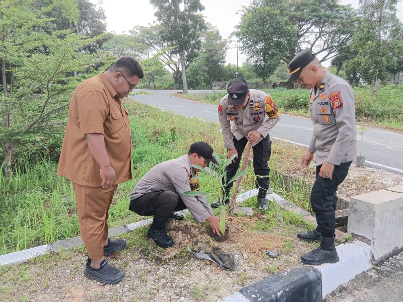 Langkah Nyata Green Policing, Polsek Payung Sekaki Tanam Pohon Bersama Warga