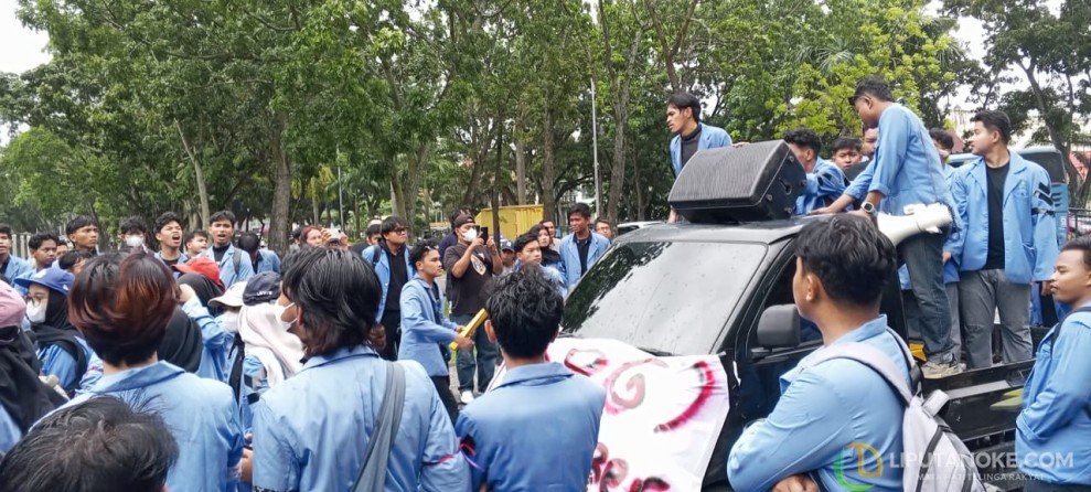 Tuntut Evaluasi Kebijakan Pusat, Dua Kampus di Riau Kepung DPRD di Tengah Hujan