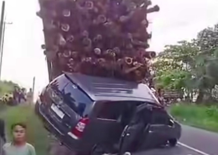 Gagal di Tanjakan, Mobil Innova Rusak Parah Dihantam Truk Kayu