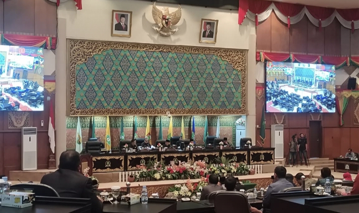 Alami Penurunan, DPRD Riau Sahkan APBD 2026 Senilai Rp8,254 Triliun