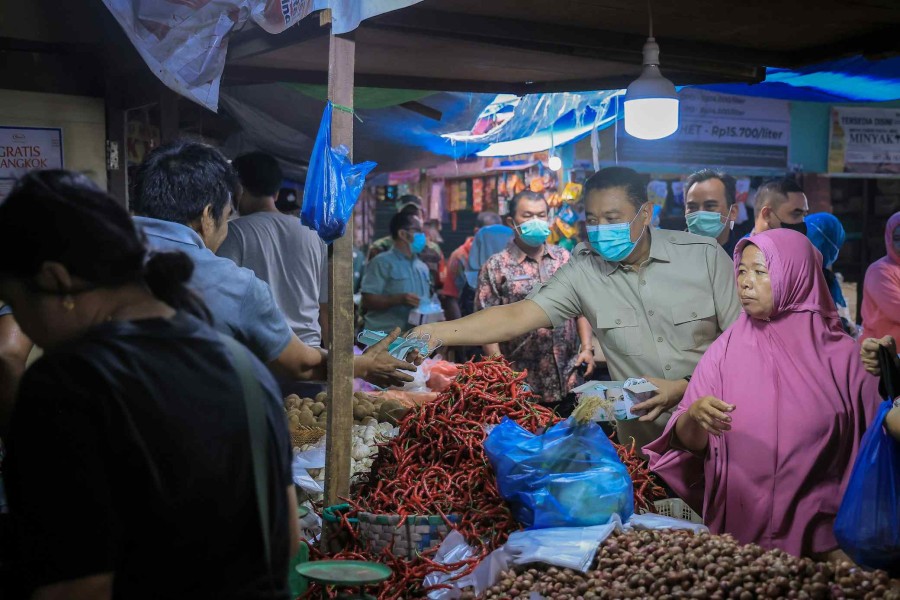 Sehari Penuh Hirup Asap, Pedagang Pasar Cik Puan Pekanbaru Jadi Sasaran Pembagian 2.000 Masker