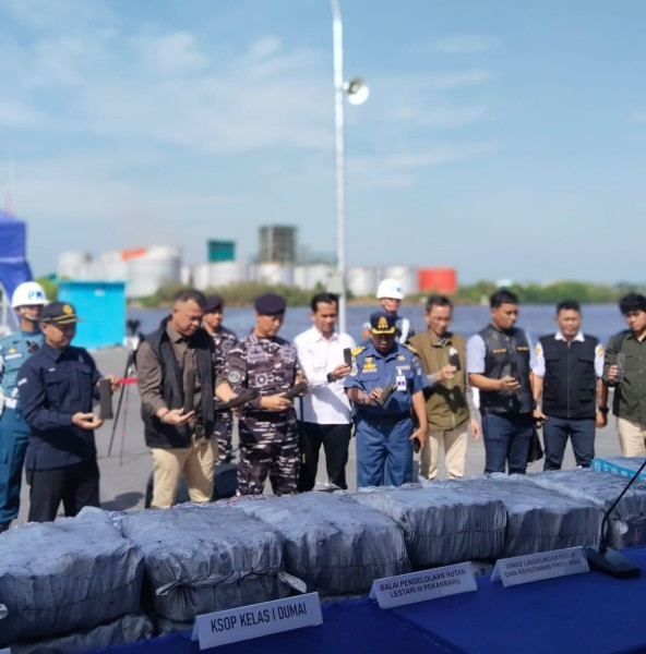 Gakkum Kehutanan-Lanal Dumai Gagalkan Penyeludupan 200 Ton Arang Bakau