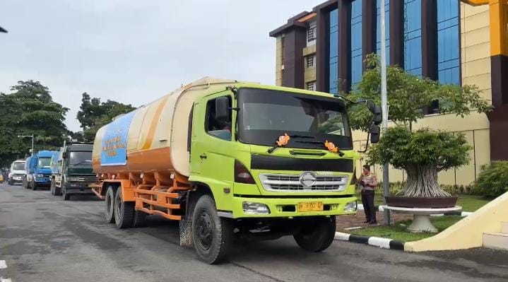 Polda Riau Kirim Ribuan Ton Air Bersih ke Bencana Sumbar