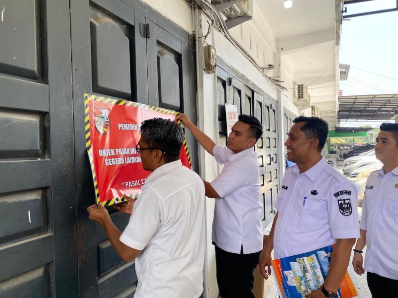 Tak Patuh Bayar PBB, Bapenda Pekanbaru Pasang Stiker di Sejumlah Ruko di Kecamatan Binawidya