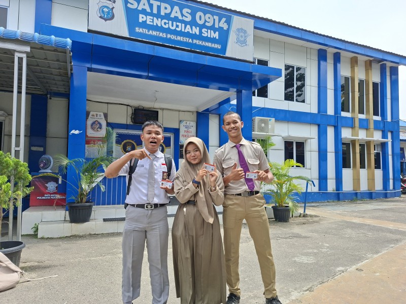 Terima Tantangan Tanam Pohon dari Kapolda Riau, Pelajar SMA di Pekanbaru Dapat SIM Gratis