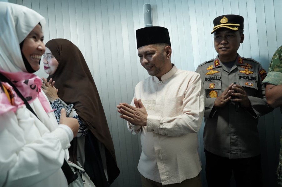 Bersama Walikota, Wakil Ketua DPRD Pekanbaru Tengku Azwendi Fajri Sambut Kepulangan Jemaah Haji Kloter Pertama