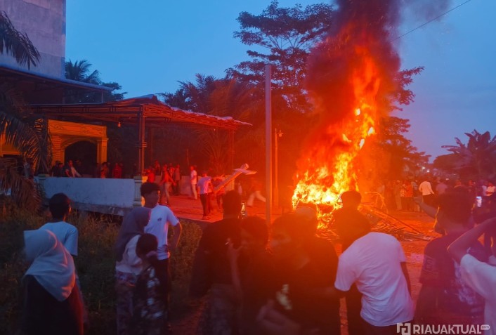 Ricuh! Massa Bakar Rumah Salah Satu Warga di Rohil, 4 Motor Milik Korban Hangus