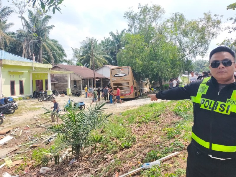 Bus Tabrak Calya hingga Hantam Dua Warung, Satu  Tewas