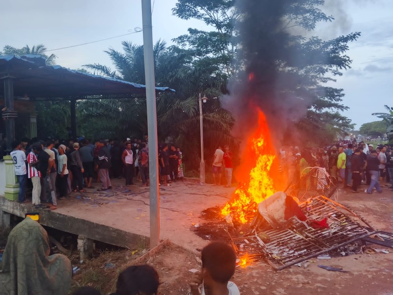 Kemarahan Warga Memuncak, Rumah Terduga Bandar Sabu di Panipahan Diserbu Ratusan Orang
