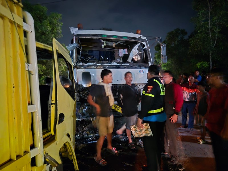Gagal Menyalip, Colt Diesel Tabrak Truk Kontainer di Rumbai Barat