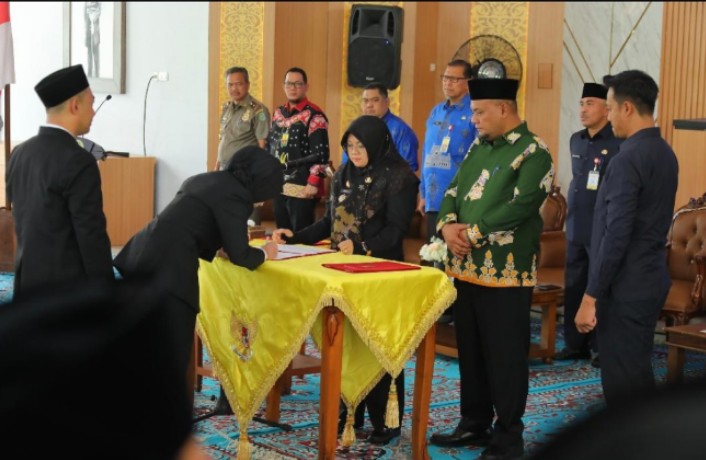 Lantik Puluhan Pejabat Administrator dan Pengawas, Bupati Siak Tekankan ASN Melayani Masyarakat