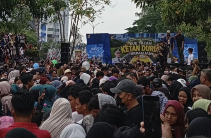 Jalan Sudirman Jadi Meja Panjang: Kue Talam Satukan Warga Rayakan HUT Kota Pekanbaru Tercinta
