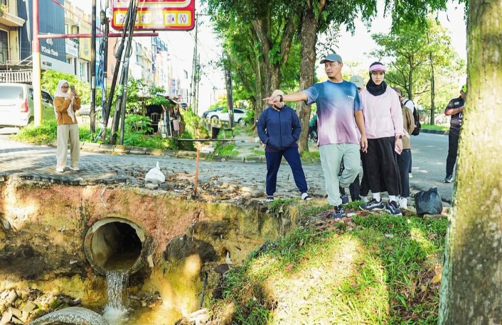 Wako Pekanbaru dan Pasukan Kuning Goro Bersama di Sepanjang Jalan Arifin Achmad