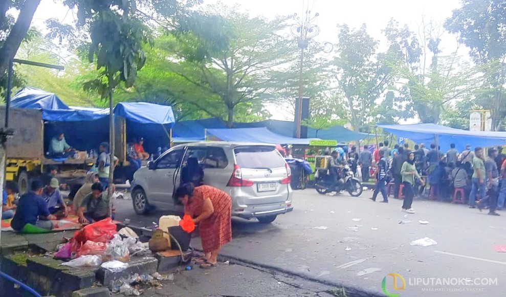 Tiga Hari Demo Relokasi TNTN: Sampah Menumpuk, Jalan Cut Nyak Dien Pekanbaru Jadi Semrawut