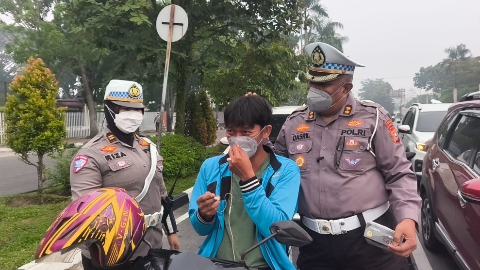 Ditlantas Polda Riau Bagikan 1.000 Masker, Pengendara Diingatkan Waspadai Jarak Pandang