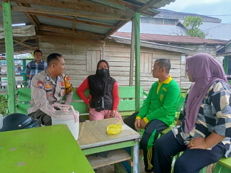 Sambangi Masyarakat, Bhabinkamtibmas Polsek Tembilahan Hulu Wujudkan Kamtibmas Aman Pilkada 2024