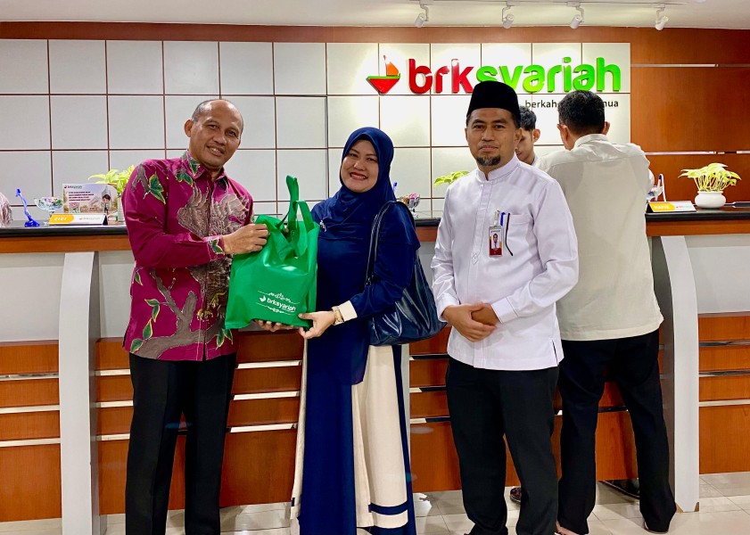 Bukan Hanya Cinderamata, BRK Syariah Dengarkan Curhat Nasabah di Hari Pelanggan Nasional