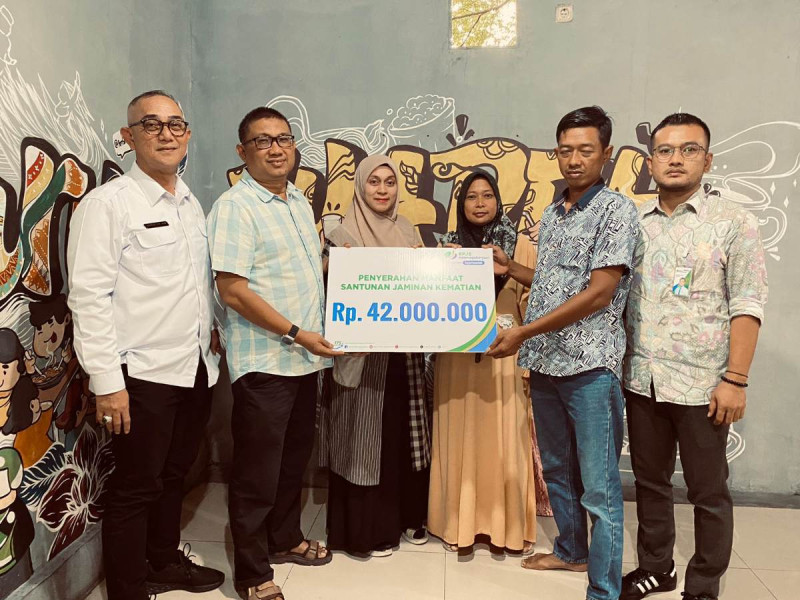 BPJAMSOSTEK Pekanbaru Serahkan Santunan Rp 42 Juta ke Ahli Waris Karyawan Wareh Kupie