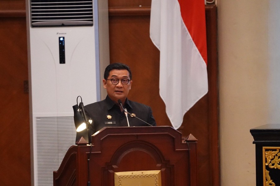 Hadiri Paripurna DPRD Riau, Sekdaprov Syahrial Abdi Jelaskan Urgensi Revisi Perda Pajak dan Retribusi