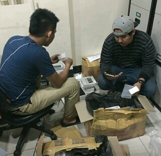 Seludupkan Ratusan HP Bekas, Dua Pemuda Kena Ciduk Dalam Kamar