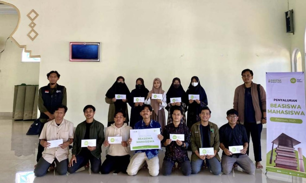 IZI Salurkan Bantuan Beasiswa UKT untuk Mahasiswa UNRI Kurang Mampu