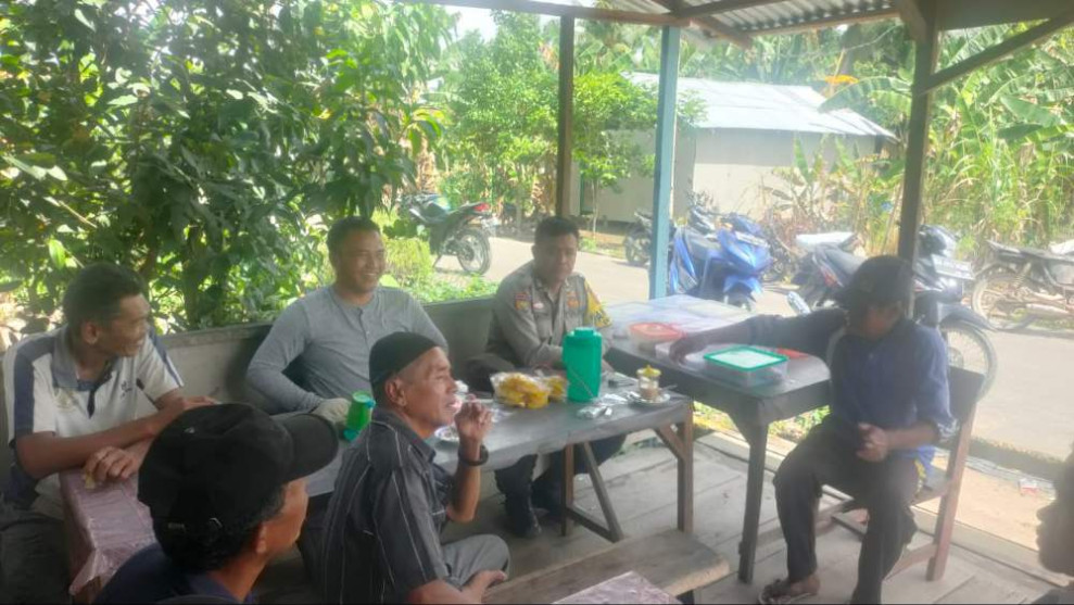 Bhabinkamtibmas Bripka Rusdin Beri Pesan Pilkada Damai di Desa Pekan Kamis