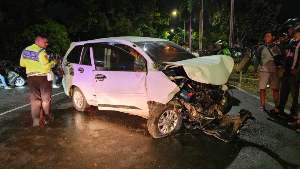 Tabrakan di Jalan Sudirman, Mobil Toyota Rush Hancur Senggol Xenia