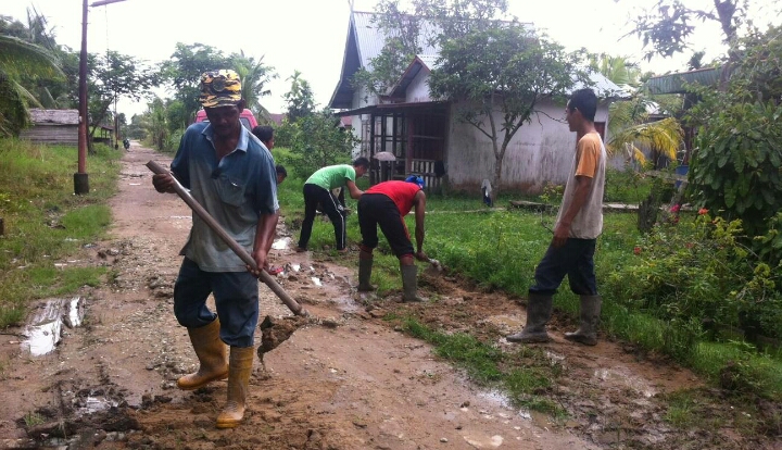 Siswa Di Daerah Ini Rela Bergumul dengan Lumpur Membangun Jalan