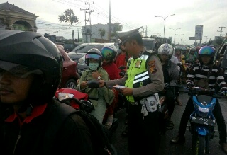Unit Lantas Polsek Tampan Sebar Brosur Keselamatan Berlalu Lintas 