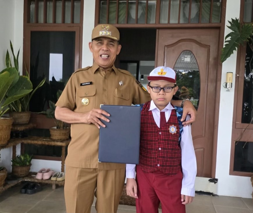 Bupati Inhil Ajak Ayah Terlibat Langsung Ambil Rapor Anak ke Sekolah