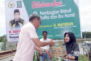 Jelajah Selat dengan Speedboat, Mafirion Blusukan Bagikan Biskuit untuk Balita dan Ibu Hamil 