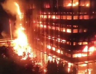 Jilatan Api Kian Membesar Membakar Gedung Kejagung RI