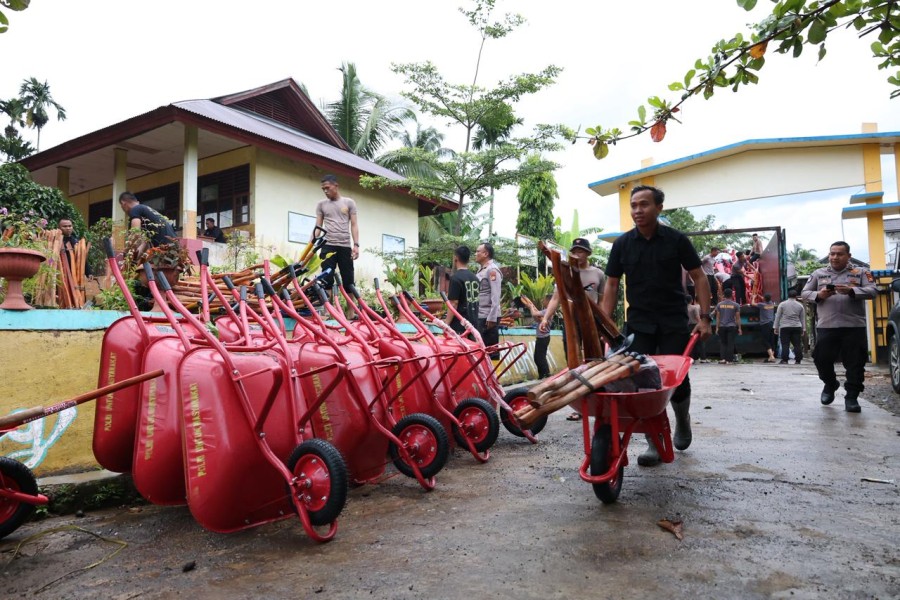 Gerobak Sekop Bantuan Polda Riau Tiba di Agam, Siap Bersihkan Lumpur