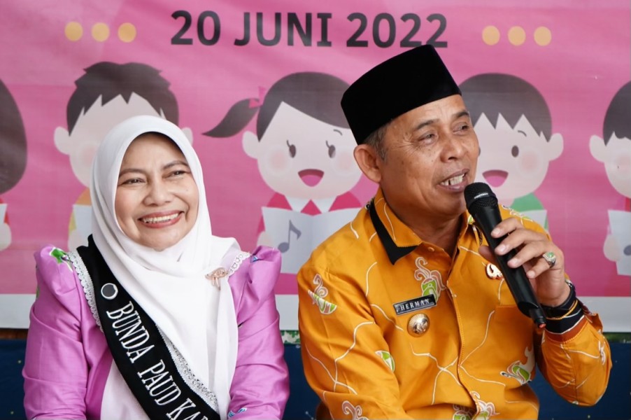 Soroti Kondisi Bangunan, Bupati dan Bunda PAUD Inhil Tinjau MPLS di TK Pertiwi 1 Tembilahan