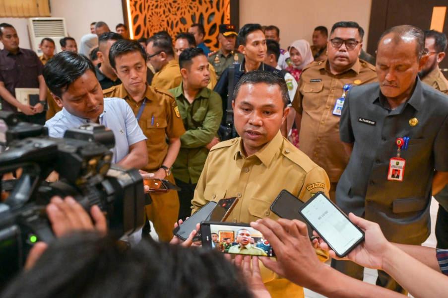 Terima Keluhan Soal Banjir Akibat PLTA dan Jembatan Rusak, Gubri Abdul Wahid Langsung Turun ke Lapangan