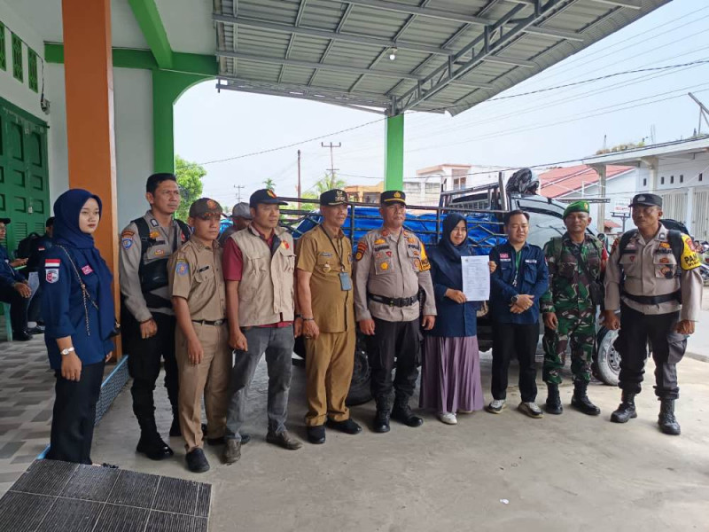 Polsek Tempuling Kawal Pergesersn Logistik Pemilu Menuju Masing-masing Desa