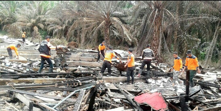 Pemkab Inhil Turun dan Serahkan Bantuan Terhadap Korban Kebakaran Pesantren Anwaru Ulum