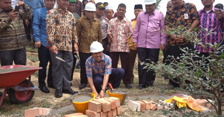Bupati Syamsuar Lakukan Peletakan Batu Pertama Pembangunan Ruang Terbuka di Kecamatan Kandis